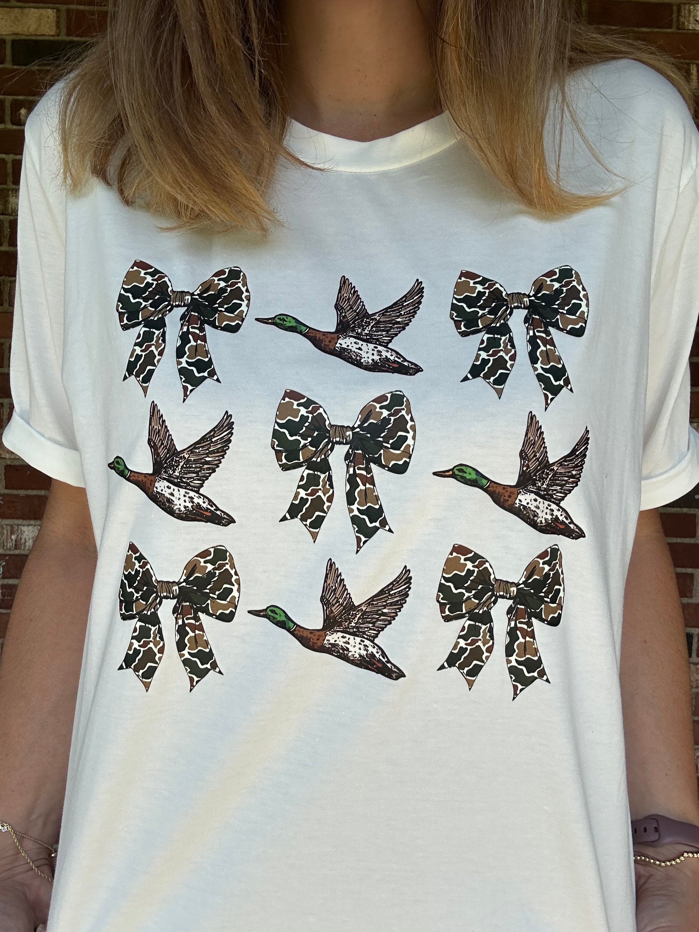 Ducks and camo bows graphic tee in white